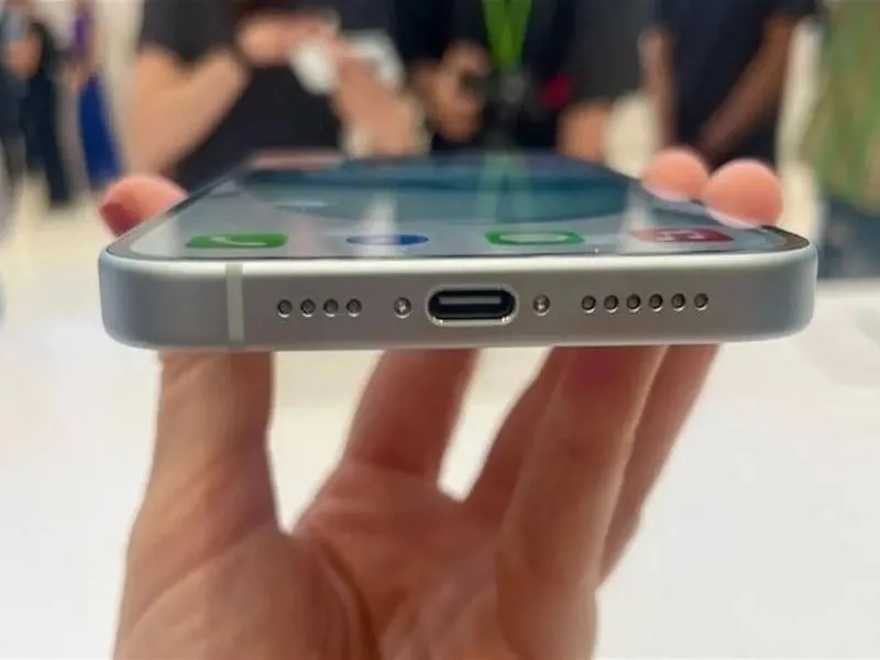 Mang điện thoại đến cửa hàng để thay chân sạc iPhone mới