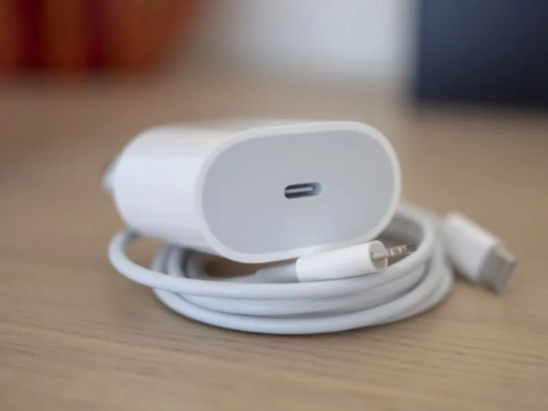 Nên sạc pin điện thoại iPhone bằng sạc chính hãng