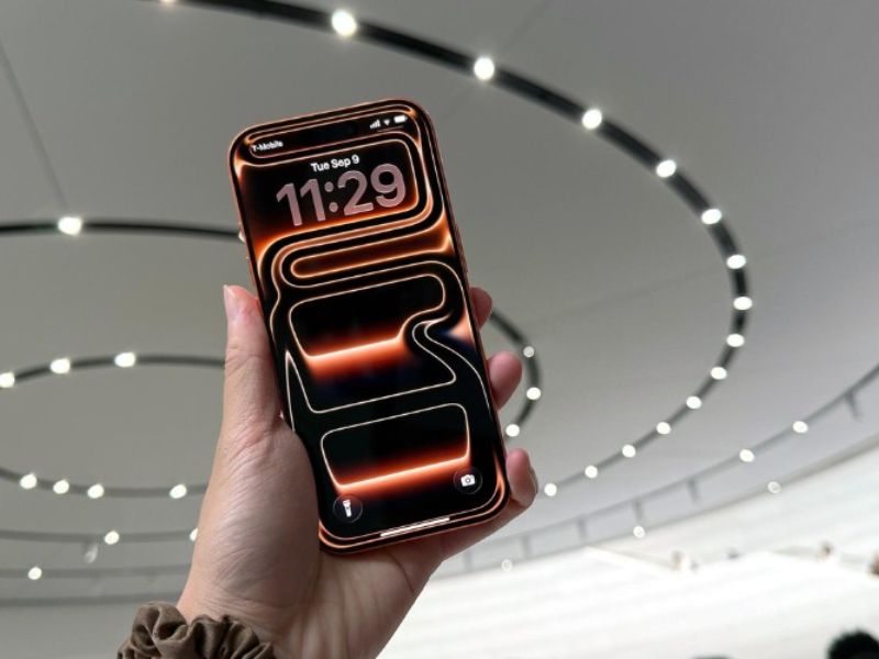 Màn hình Super Retina XDR OLED 6.9 inch hiển thị sắc nét, sống động