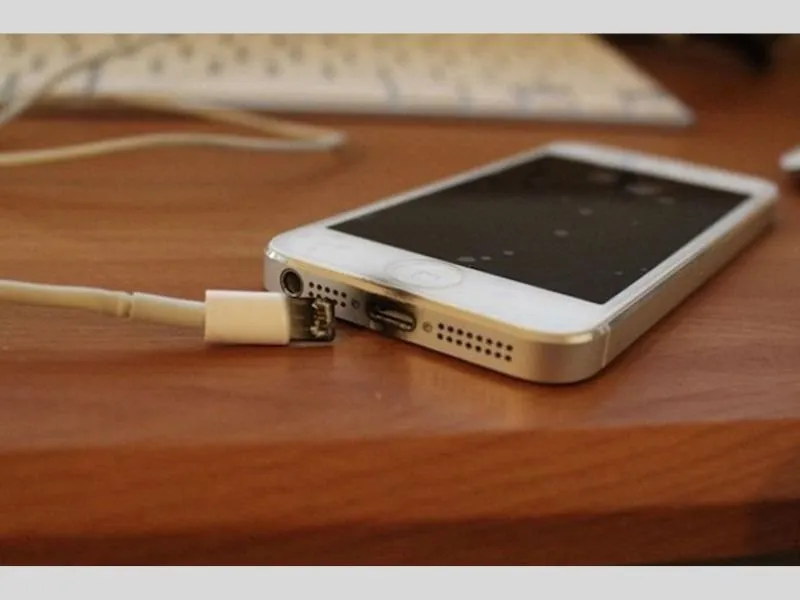iPhone bị nhiễm điện khi sạc gây nguy hiểm