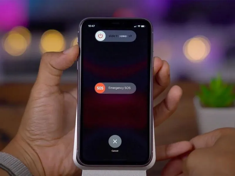 Khởi động lại iPhone để khắc phục màn hình tự nhiên bị tối