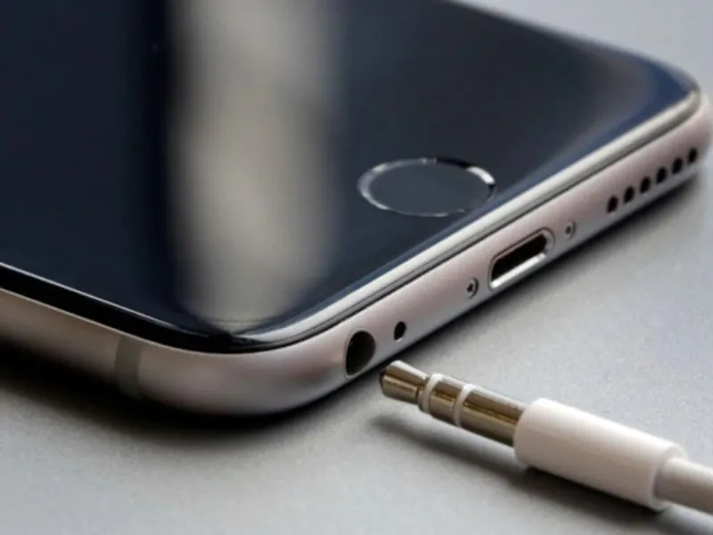 Kiểm tra jack cắm tai nghe iPhone