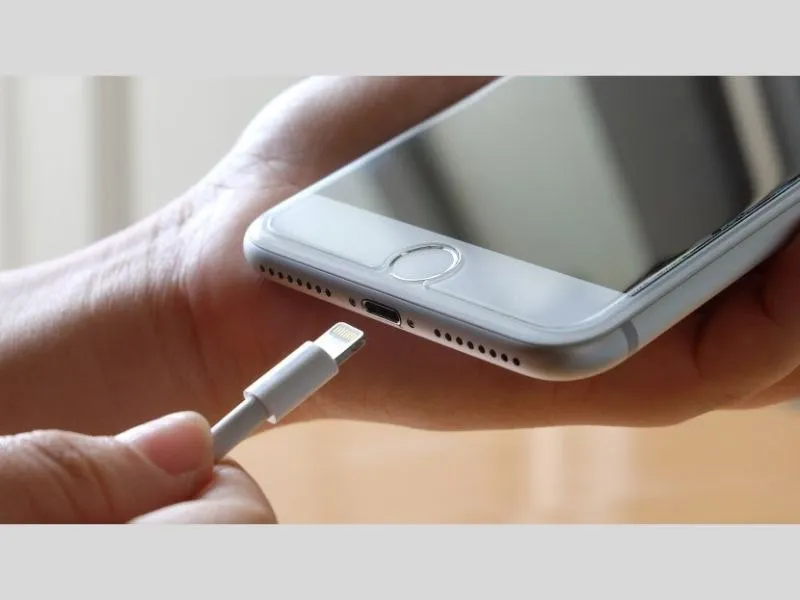 Sử dụng bộ sạc chính hãng để Hiệu chỉnh Pin iPhone