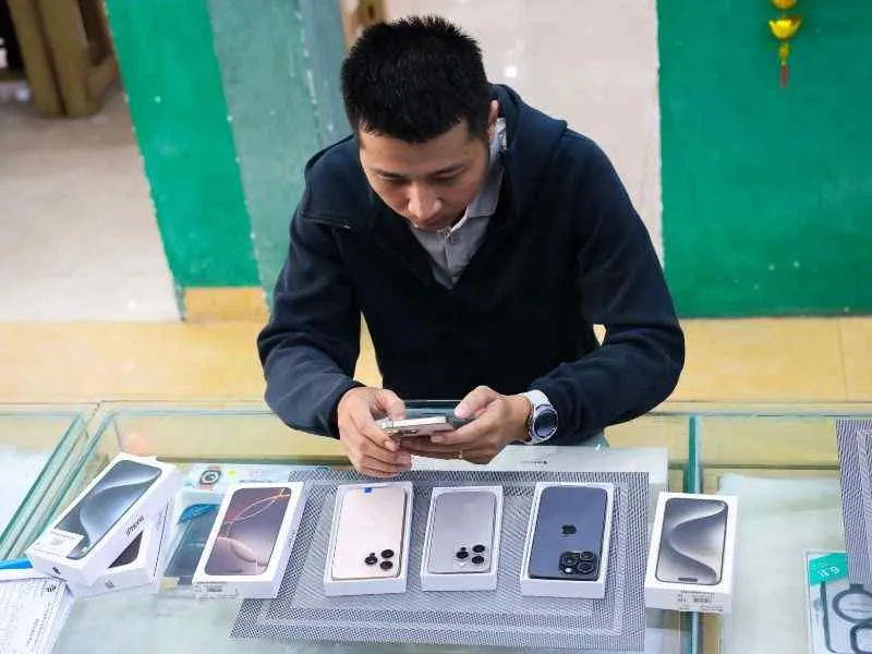 Khách hàng trực tiếp kiểm tra chi tiết máy