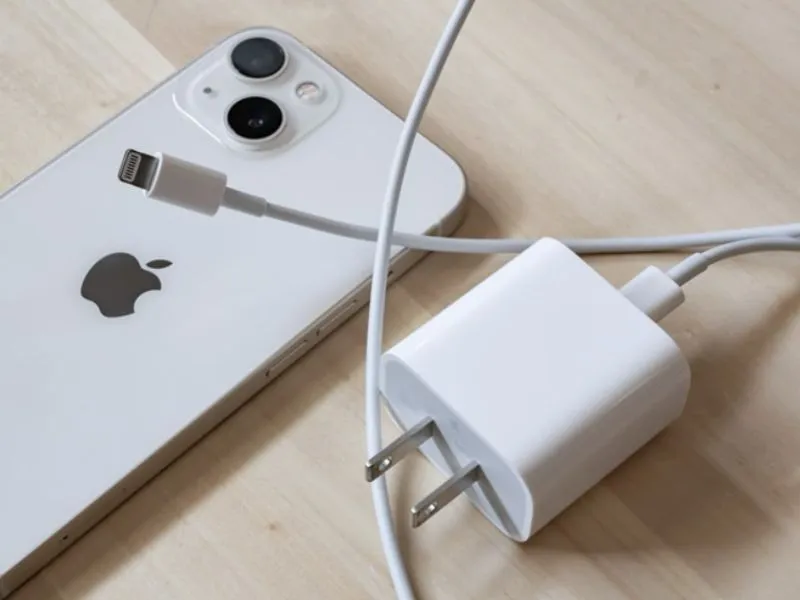 Kiểm tra tốc độ iPhone sạc bằng bộ sạc chính hãng của Apple