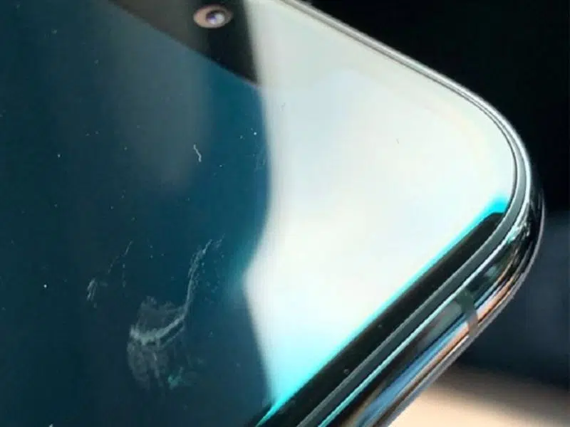 Xước phim iPhone là tình trạng lớp film quang học trên màn hình điện thoại