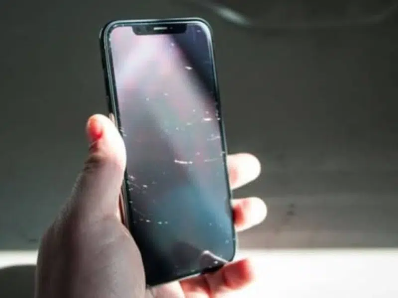 Xuất hiện các vết trầy xước nhỏ trên bề mặt khi nhìn dưới ánh sáng